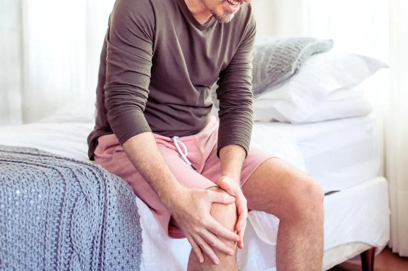 Knee Pain Getting Out of Bed: Why Your Knees Are Stiffest in the Morning — And What Actually Helps Umicellar