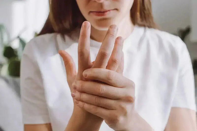 Rheumatoid Arthritis in Your 30s and 40s: What's Happening to Your Joints Between Flares Umicellar